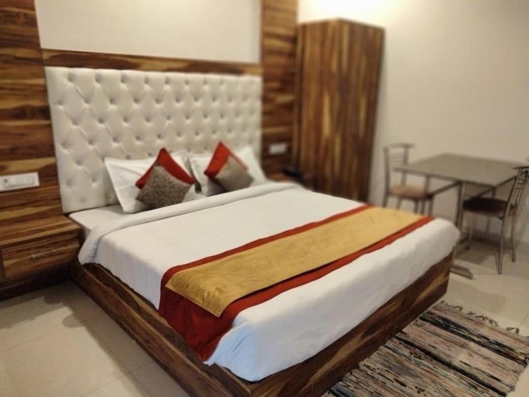 Hotel D Plaza Zirakpur Eksteriør bilde