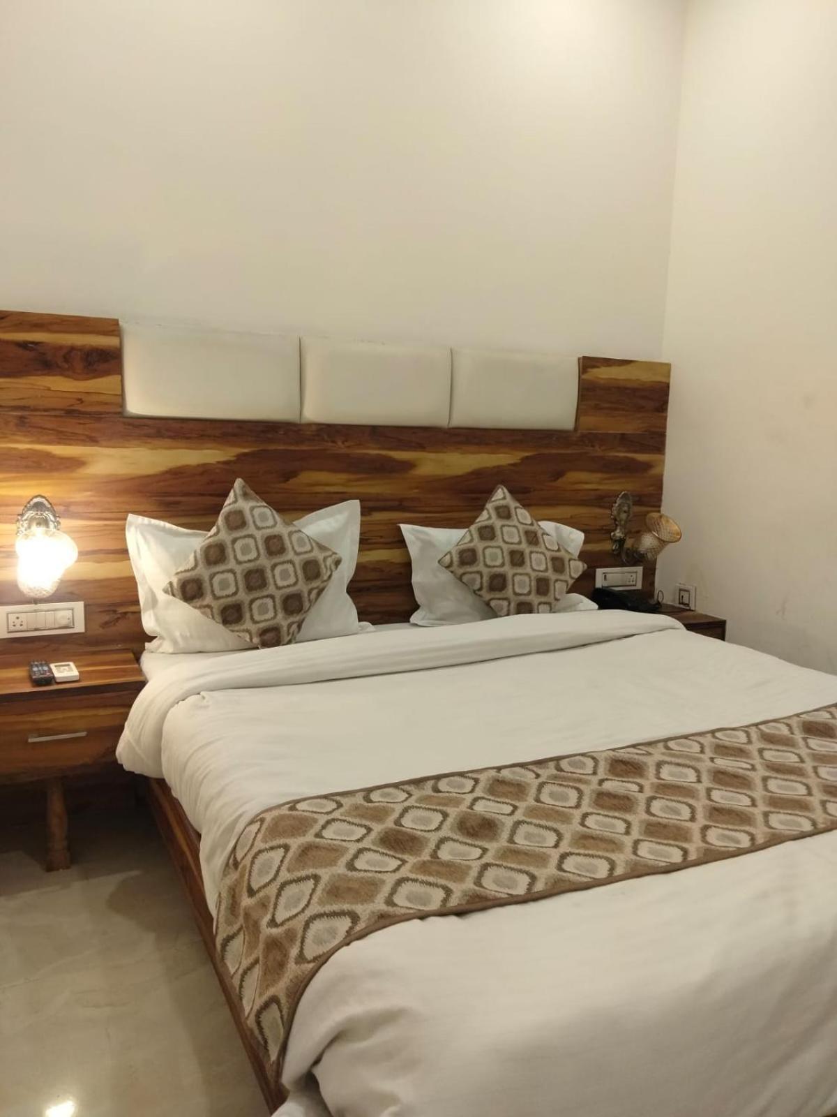 Hotel D Plaza Zirakpur Eksteriør bilde