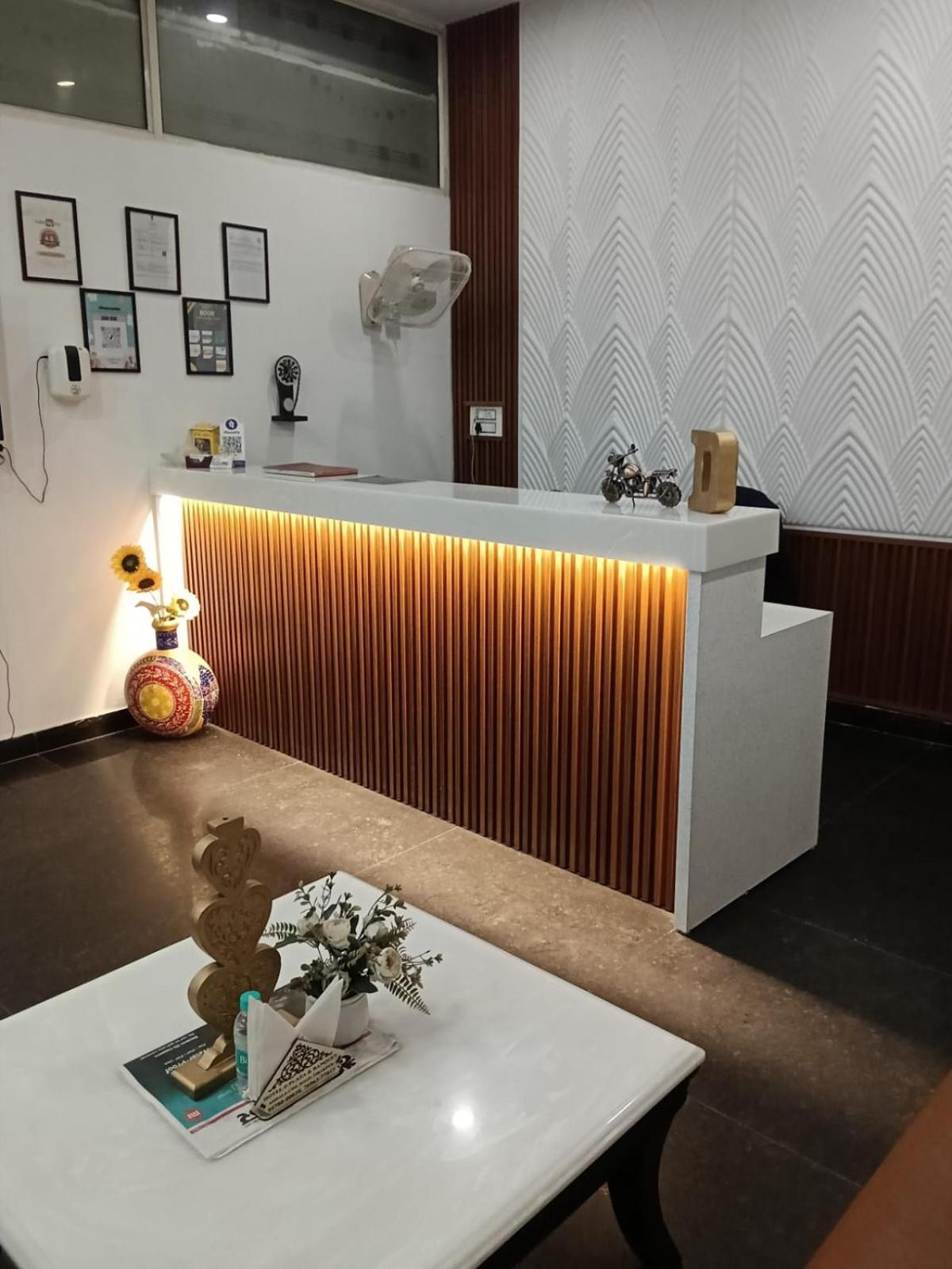 Hotel D Plaza Zirakpur Eksteriør bilde